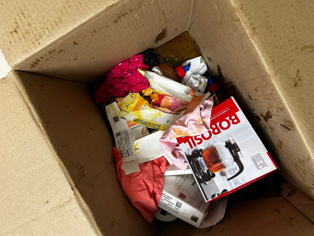 ismudnx's tweet photo. @AmazonHelp Desperately tweeting to wake up the Amazon India customer care. Ordered several items out of which 7 where stuffed inside a single box. Out of these seven items were dish washing liquids droppee with no extra packing. The liquid spills out damaging all other items. https://t.co/SXcRYlvj9c