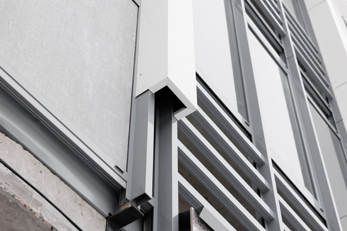 specifile's tweet image. Tired of boring facades? Give your building a makeover with Union Tiles' cladding solutions! 🏢😍 From natural stone to porcelain for both ventilated and non-ventilated options. #TransformYourFacades #CladdingSolutions #BuildingMakeover #UnionTiles specifile.co.za/union-tiles/