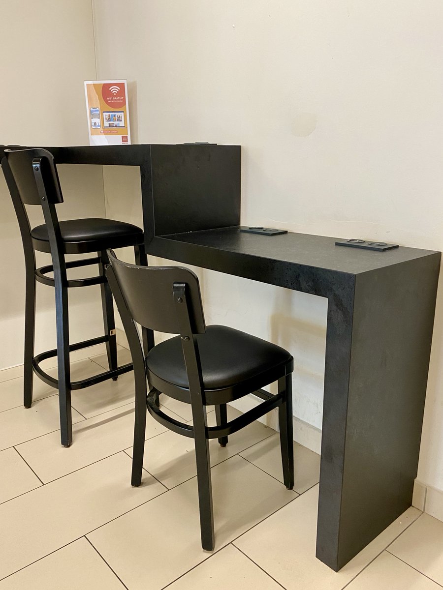 Besoin de recharger vos appareils électroniques avant de prendre votre vol ? 📱 Découvrez nos 3 points de recharge situés dans les salles d'embarquement. ⚡Pratique pour rester connecté pendant votre voyage !

#AeroportPerpignan