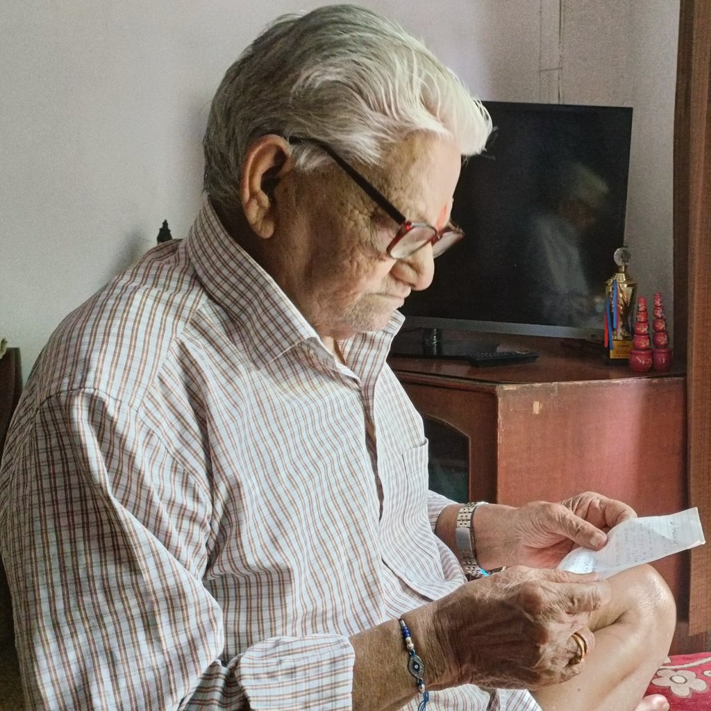 My grandfather (93 yo) reading the rakhi letter from his little sister shalu (88 yo) who sends him a rakhi and a very sweet letter via post every year!! 🥹❤️

2019                              2024