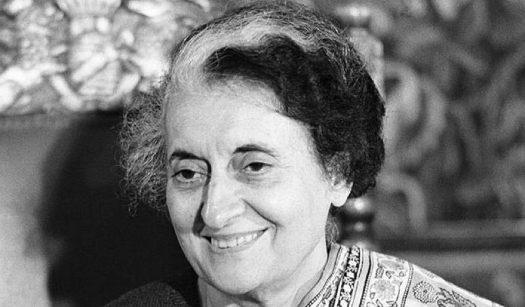 كانت أنديرا غاندي رئيسة الحزب الوطني تحتاج دعما من بعض الطوائف الدينية وغيرها، وكانت تعلم بوجود خليل الشاب الفلسطيني الذي يعبده الملايين فطلبت منه الدعم وحاولت كثيراً إقناعه بذلك لكنه رفض مساعدتها لأنه لا يريد الخوض في الأمور السياسيه…