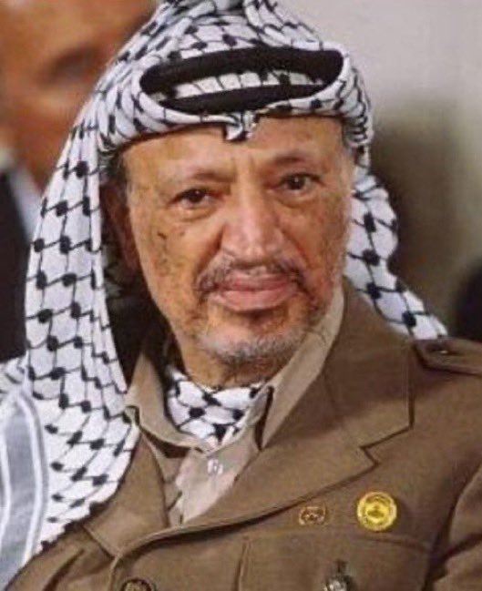 اتصلت انديرا بالرئيس الفلسطيني ياسر عرفات في ذلك الوقت، واخبرته أن هناك شخصاً فلسطينياً أصبح إله إحدى القرى في الهند، ويعبده الملايين، وأنها تحتاج إلى دعمه ومساعدته في سباقها الإنتخابي وطلبت من الرئيس أن يقنع خليل بذلك …