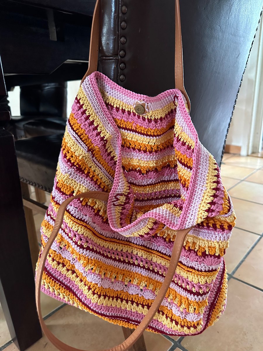 MmeLindl's tweet photo. Tasche aus der Wolle „Muskat“ von @Garnstudio nach dem kostenlosen Muster für den Rock „Berry Ripple“ (DROPS 169-22)

#handknitted #knittingtwitter #dropsdesign https://t.co/lDhgR9G5o5
