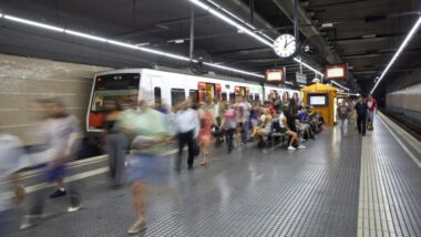 ⚠️ 🚴 Per les obres de l’L8 des del 29 de juliol i fins al 22 d’agost i afectacions a les rutes ciclistes a la Gran Via- pl. Espanya. 

A l'alçada del c. Sant Germà les bicis hauran de creuar fins a la vorera contrària, a la cruïlla amb el c. Sant Roc
ℹ️: t.ly/IQ-PE