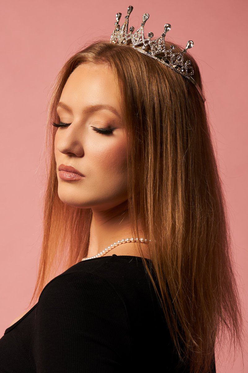 fortunablaz's tweet photo. Birthday photoshoot #portraitphotography #portrait #Photos #photography #PhotographyIsArt #photographylovers #queen #Birthdaygirl #Slovenia #makeup #blackdress #pink #closeup #moment https://t.co/10qutUtqi0