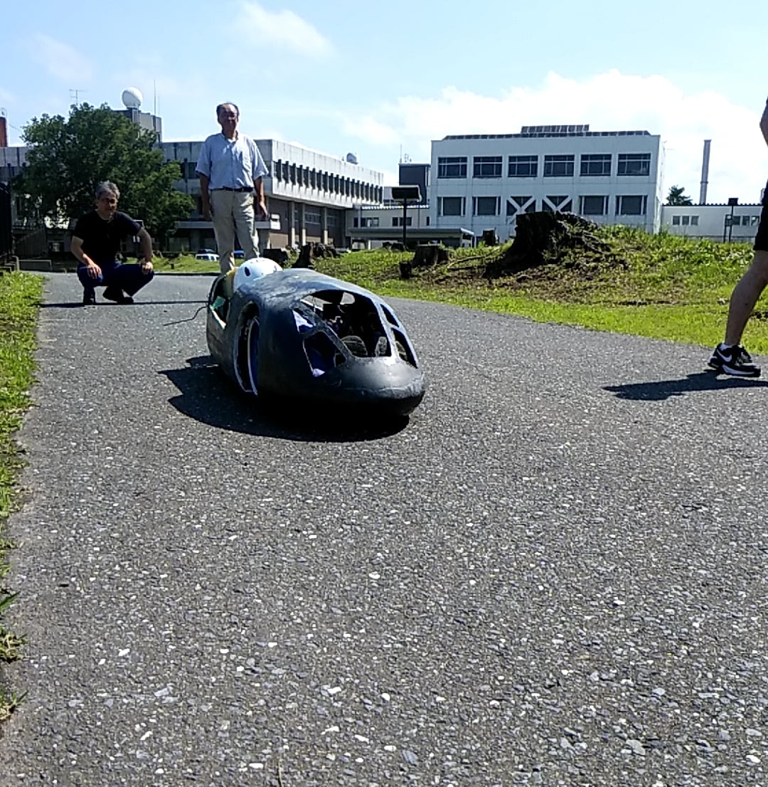 EV13920155's tweet image. お久しぶりです。動力研究部です!!　さてさて､今日はEne1(支給された電池で走る大会)の練習走行会が明日､茂木サーキット場であるとのことで､最終調整を行いました!!
写真は後輪操舵の新型車です!  ほかに､HONDAエコマイレッジで活躍中1号STDも出場しますよ～!!
#八戸工業大学　#動力研究部　#ene1