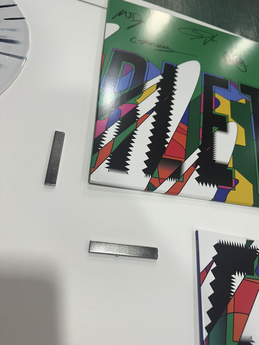 easyframeUK's tweet image. These @ScarletRebels vinyl are a challenge as we use no tape to hold the sleeve and vinyl in place. Thankfully earth magnets do a great job. It’ll look awesome when mounted and framed 🤘🏻🤘🏻
@EaracheRecords