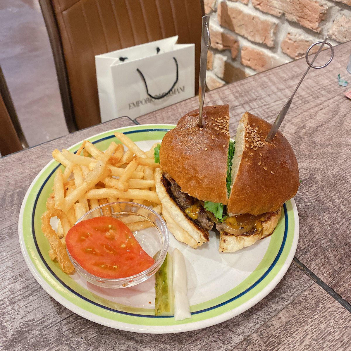 札幌で人生1位のハンバーガーと出会ってしまってもう本州帰りたく無くなった🍔なまらうまいっしょや
 #ジャクソンビル