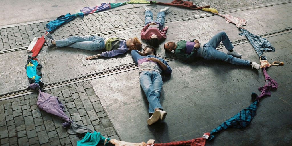 La PME Rework vend des articles de seconde main... à sa manière ! Sa spécialité consiste à récolter des vêtements usagés pour en confectionner de nouveaux. La marque fait naître des collections complètes et des pièces uniques dans différentes tailles. 👉umwelt-schweiz.ch/fr/faire-du-ne…