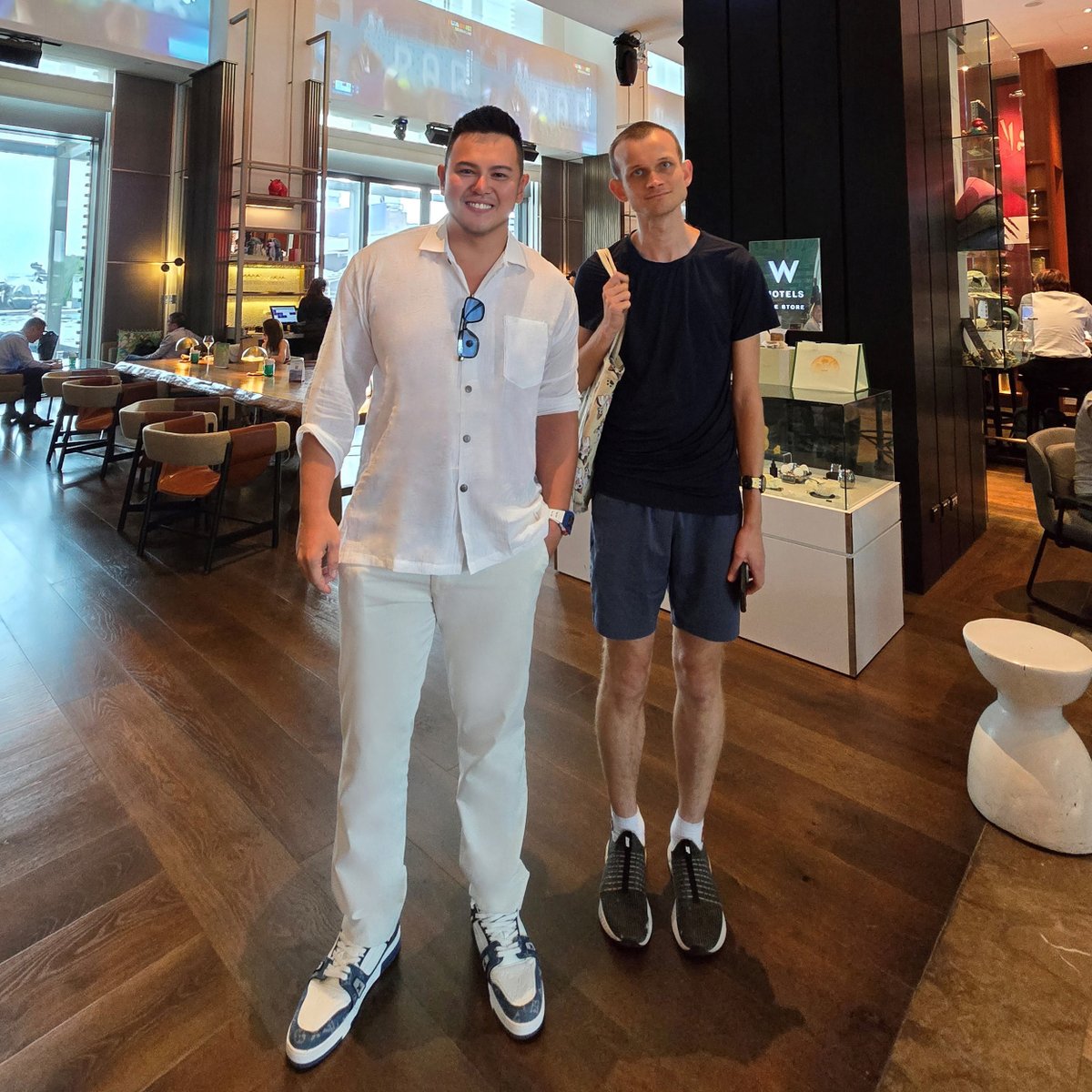 I haven't been posting for a while.

I've been just quietly #BUIDL-ing hard together with my team. 🦾

An honor to have a one-on-one time with this champion, listening to his visions and plans. Super bullish! ⚔️

Those who know, know.

Sometimes the simplest strategy of "simply