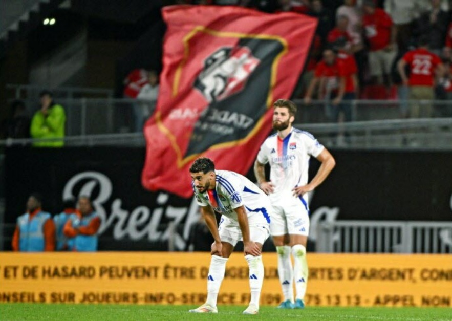 SocialGones's tweet photo. [Après #SFRCOL] Dans Le Progrès ⤵️

« Sèchement battus 3-0 par des Rennais euphoriques, une semaine après avoir peu existé face à Arsenal (2-0) au terme de leur préparation, les hommes de Pierre #Sage ont pris une deuxième leçon. Le problème, c’est que cette fois, ça compte…

Ce qui a surpris, c’est que Rennes, qui présentait une équipe considérablement remaniée, est apparu collectivement plus à son avantage, plus dynamique. Le tort des Lyonnais est sans doute d’avoir pensé qu’ils avaient le contrôle en première période. La gifle a été brutale. [...]

En cette mi-août, il reste du boulot, sur le terrain, mais aussi en coulisses, avec un mercato, qui a besoin d’être relancé. »

#TeamOL