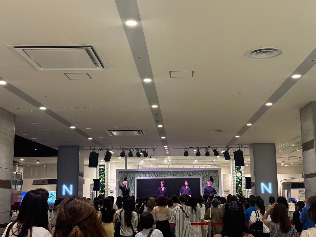 Mcreator_'s tweet photo. 大阪でのインストアイベントありがとうございました！！
たくさんの人に僕たちの歌をお届けすることができて嬉しかったです。
また大阪くるまで皆元気でね😊
大阪おおきに❤️ https://t.co/zeAR9AzhgZ