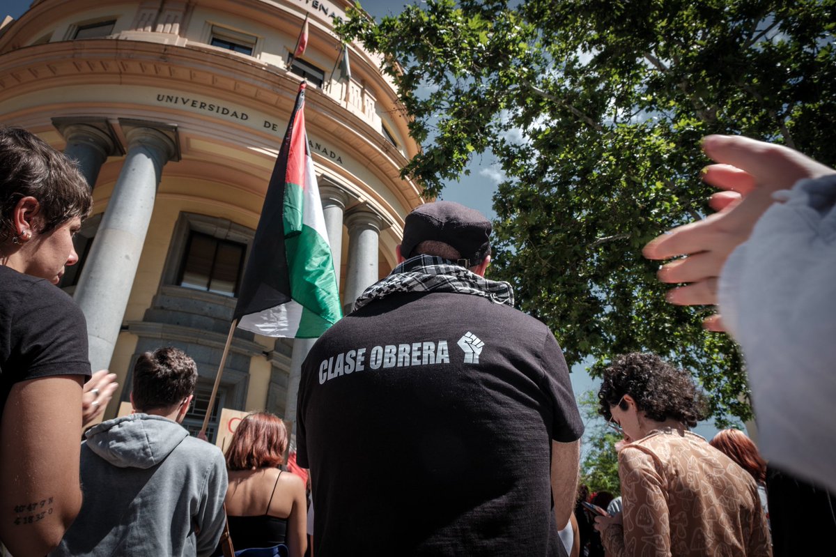 Obrera y estudiante, unidas adelante✊🏼

Construyamos juntas la huelga general del 27 de Septiembre, convocada para exigir el embargo de armas y la ruptura de este gobierno de las relaciones con Israel. 🇵🇸

Foto de <a href="/sparrakada/">Maitane Gutiérrez i Massa</a> del día de ruptura de relaviones de la UGR con Israel