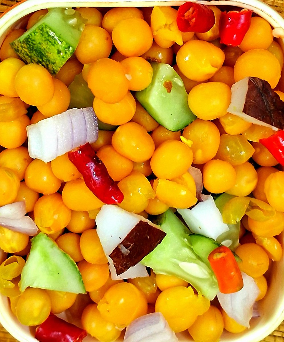 chulharani's tweet photo. Yellow Peas Chaat♥️♥️♥️

#pease #yellowpeas #chaat #chaatrecipe #streetfood #streetfoodindia #rakshabandhan2024 #rakshabandhanspecial #foodphotography https://t.co/HcxZGtBVeq