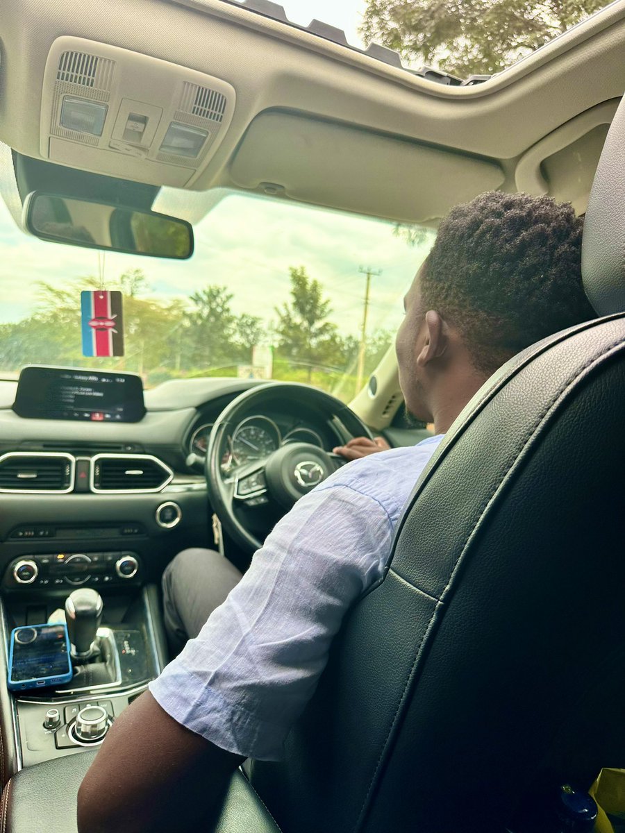 Official_Rotich's tweet photo. The 2018 Mazda Cx5 2.2 XDL is a pretty decent car for 3M. I drove this one last weekend and I’m impressed. This specific one from UK clocked 210 comfortable. It actually doesnt feel dangerous at neck breaking speeds. The downside is it really struggles with cornering. https://t.co/3fSC3lGjYY
