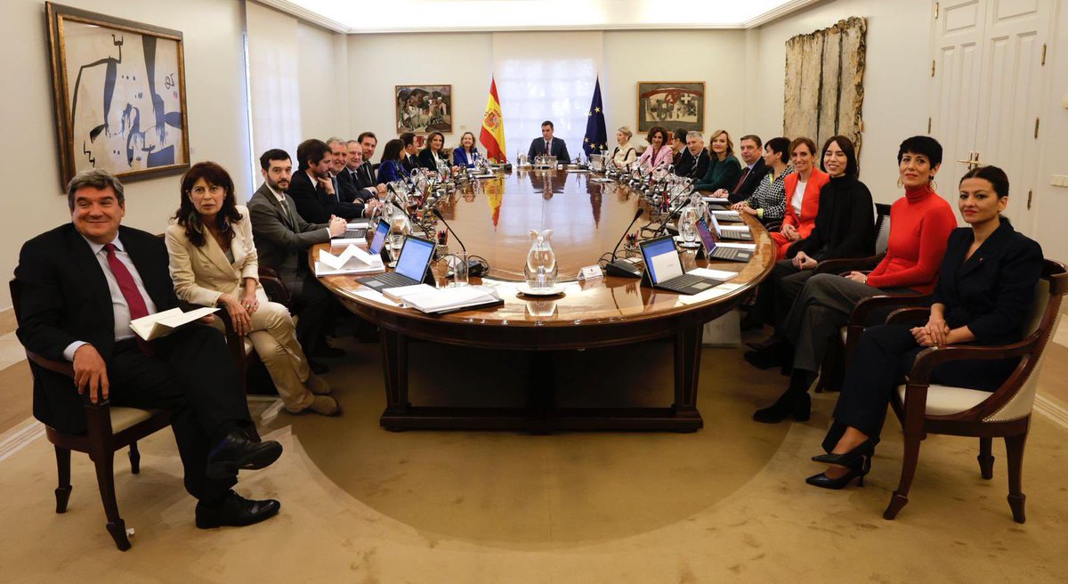 vox_es's tweet photo. En medio de los escándalos de corrupción que le acorralan, Sánchez perpetúa el Gobierno más caro de la historia: 

• 1.062 asesores elegidos a dedo.

• 336 altos cargos. 

• Y el Gobierno más numeroso de la democracia. 

Se hacen llamar progresistas, pero con ellos sólo progresan sus amiguetes.