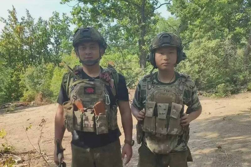 Military_idv_tw's tweet photo. 中國兩男加入俄軍當「一日砲灰」　僅受訓一個月成突擊隊雙雙陣亡
https://t.co/iorfSF646w
真是好消息！中媒報導證實兩名中國男子劉杰與劉洪偉於六月初抵達俄國參軍，卻僅接受一個多月基本步兵軍訓即被送往烏克蘭戰場。兩人完全不知任務內容，上前線才知是砲灰突擊隊！只作戰一天即陣亡

圖：自由時報 https://t.co/HTKySrQ3BC