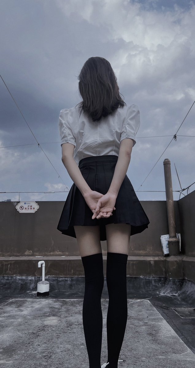 带老婆来到楼顶拍照，感觉回到学生时代，躲在教学楼顶！到底白色好看还是黑色好看啊？大家帮我选一下！抽一个粉丝送丝袜🤪最好贵阳市内