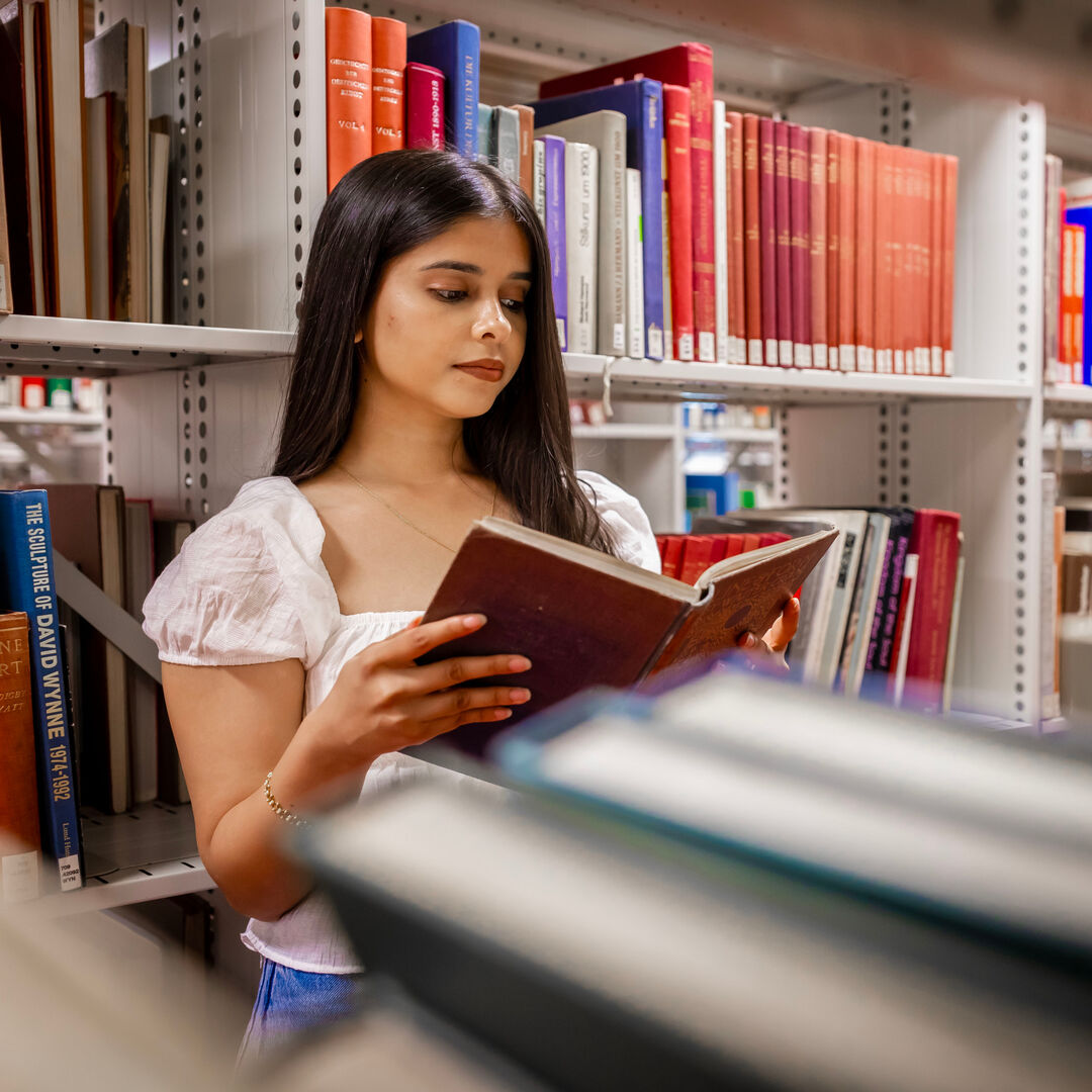 ❓What do our graduates go on to do with a degree in #English?

97% of students are in work or further study six months after graduating (The Uni Guide 2024)

Careers include:
📕 Archivist
📗 Social worker
📘 Director
📙 Headteacher
📕 Author
📗 Campaigns Officer

&amp; many more!