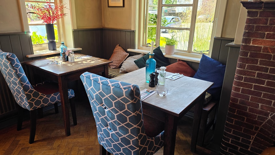 PubstuffLtd's tweet image. What pop of colour would you choose?
Our Banbury Dining Chair in Kibale Peacock back and Bison Vinyl Tan Seat.
Adding a light and bright atmosphere to this venue.

pubstuff.co.uk/product/banbur…

#pubstuff #pubstuffdelivers #pubfurniture #chairs #freshlook #newopening #openingnight