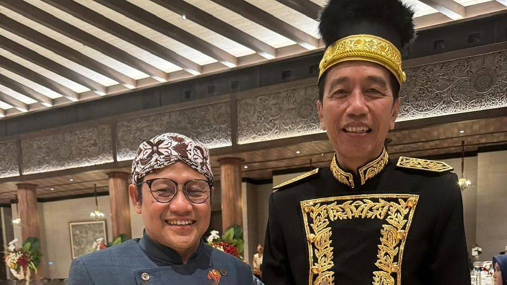 sydneyzw's tweet photo. Eaaa... Ga malu², dia Lewat akun IG-nya, bagikan foto bersama Pak Jokowi di IKN

Tadinya menolak, skrg muji² 😂

Apakah ini  definisi menjilat ludah sendiri..? ataukah lg jilat sana sini..? silahkan pemirsa nilai! 🤭

Penjilat  ga perlu ada di dunia politik Indonesia, ya ga si? https://t.co/cYutHQ3ezM