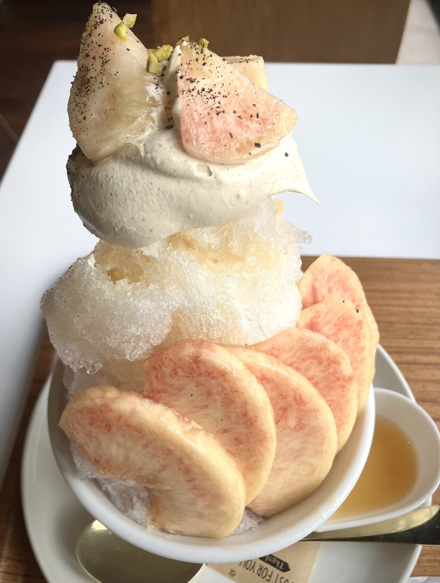 kryss_tw's tweet photo. 周南市にあるジャンポールさんのかき氷を食べに行ってきました！
期間限定の白桃＆ロイヤルミルクティーかき氷 をいただきました♥！
もちろんパンも種類豊富で、どれもおすすめです✨
私の推しはカレーパン🙆‍♀️笑
#ジャンポール #ジャンポールカフェ #かき氷 #周南市 #周南市パン https://t.co/vOjEdWEkTB