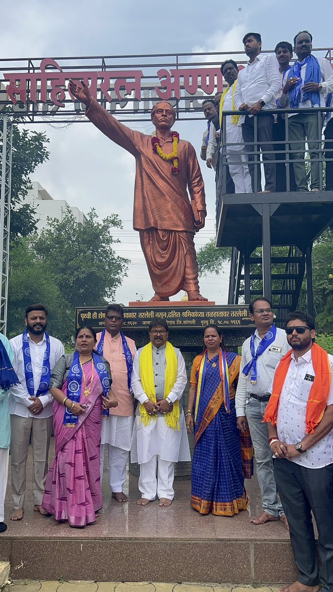 SunilbgaikwadMP's tweet photo. संविधान जागर समिती, महाराष्ट्र च्या वतीने काढण्यात आलेल्या संविधान जागर यात्रेचे आज लातूर शहरात स्वागत केले. महामानव डॉ बाबासाहेब आंबेडकर यांनी निर्माण केलेल्ले संविधान कोणीच बदलू शकत नाही असे मनोगत याप्रसंगी व्यक्त केले.जागर यात्रेत डॉ बाबासाहेब आंबेडकर फाउंडेशन भारत सरकार च्या सदस्या योजना ठोकळे,नितीन मोरे,ॲड वाल्मीक तात्या निकालजे,राजेंद्र गायकवाड,निलेश गद्रे आदी मान्यवर उपस्थित होते.@narendramodi