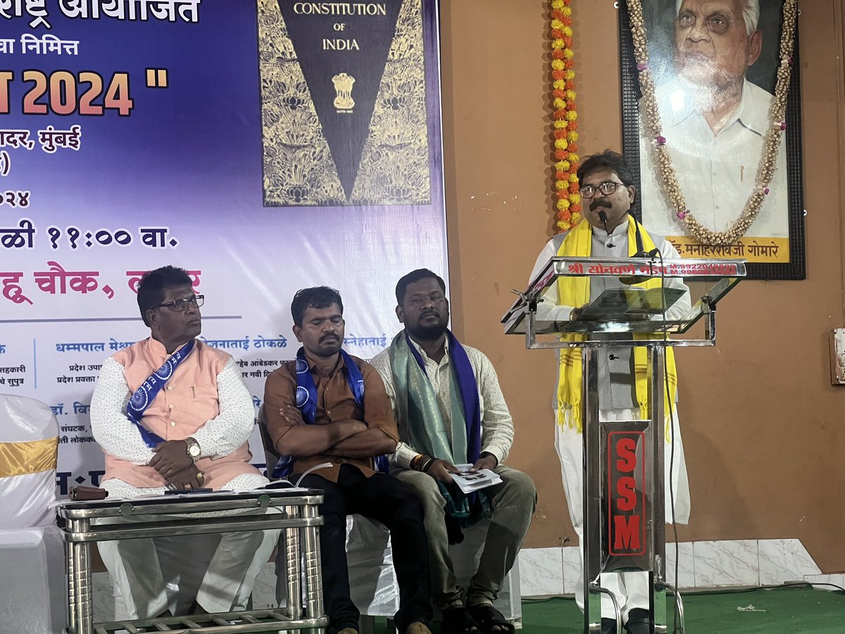 SunilbgaikwadMP's tweet photo. संविधान जागर समिती, महाराष्ट्र च्या वतीने काढण्यात आलेल्या संविधान जागर यात्रेचे आज लातूर शहरात स्वागत केले. महामानव डॉ बाबासाहेब आंबेडकर यांनी निर्माण केलेल्ले संविधान कोणीच बदलू शकत नाही असे मनोगत याप्रसंगी व्यक्त केले.जागर यात्रेत डॉ बाबासाहेब आंबेडकर फाउंडेशन भारत सरकार च्या सदस्या योजना ठोकळे,नितीन मोरे,ॲड वाल्मीक तात्या निकालजे,राजेंद्र गायकवाड,निलेश गद्रे आदी मान्यवर उपस्थित होते.@narendramodi