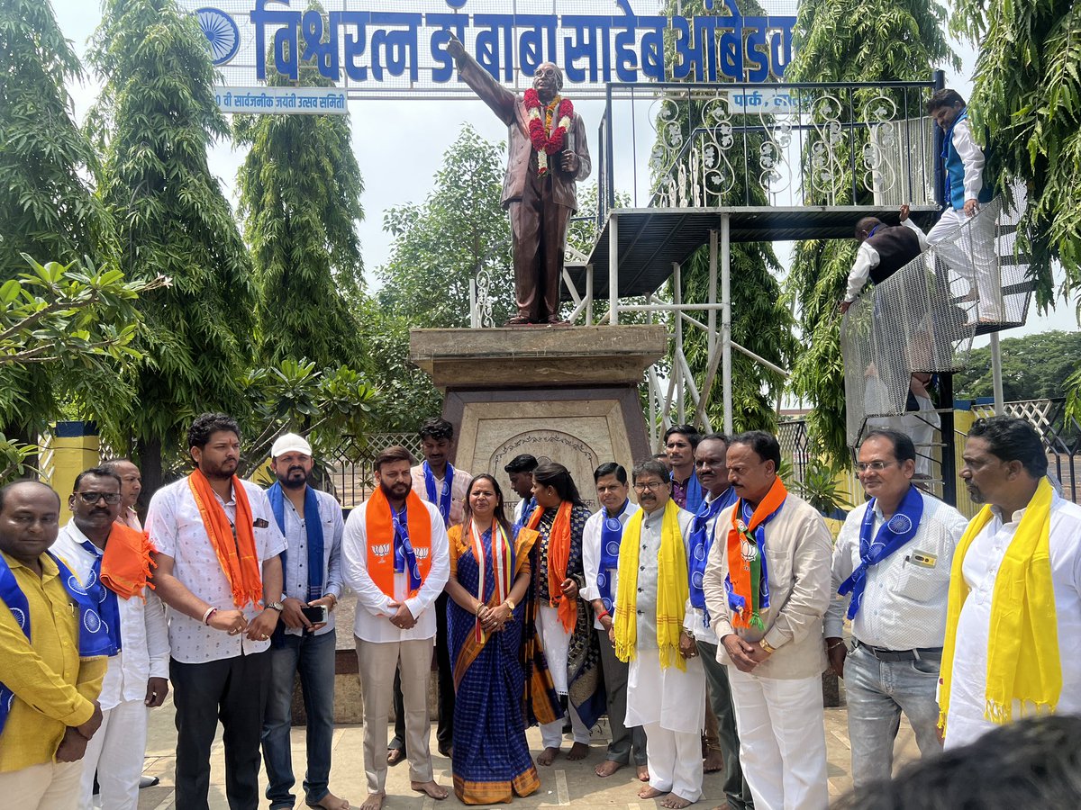 SunilbgaikwadMP's tweet photo. संविधान जागर समिती, महाराष्ट्र च्या वतीने काढण्यात आलेल्या संविधान जागर यात्रेचे आज लातूर शहरात स्वागत केले. महामानव डॉ बाबासाहेब आंबेडकर यांनी निर्माण केलेल्ले संविधान कोणीच बदलू शकत नाही असे मनोगत याप्रसंगी व्यक्त केले.जागर यात्रेत डॉ बाबासाहेब आंबेडकर फाउंडेशन भारत सरकार च्या सदस्या योजना ठोकळे,नितीन मोरे,ॲड वाल्मीक तात्या निकालजे,राजेंद्र गायकवाड,निलेश गद्रे आदी मान्यवर उपस्थित होते.@narendramodi