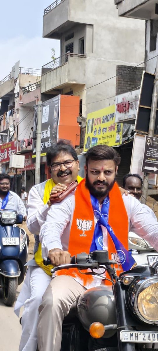 SunilbgaikwadMP's tweet photo. संविधान जागर समिती, महाराष्ट्र च्या वतीने काढण्यात आलेल्या संविधान जागर यात्रेचे आज लातूर शहरात स्वागत केले. महामानव डॉ बाबासाहेब आंबेडकर यांनी निर्माण केलेल्ले संविधान कोणीच बदलू शकत नाही असे मनोगत याप्रसंगी व्यक्त केले.जागर यात्रेत डॉ बाबासाहेब आंबेडकर फाउंडेशन भारत सरकार च्या सदस्या योजना ठोकळे,नितीन मोरे,ॲड वाल्मीक तात्या निकालजे,राजेंद्र गायकवाड,निलेश गद्रे आदी मान्यवर उपस्थित होते.@narendramodi