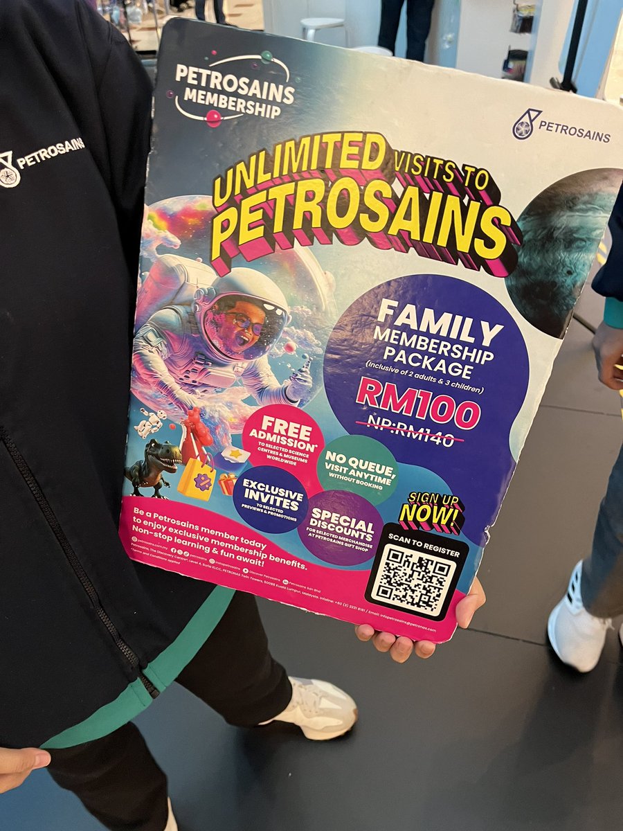 magmalaya's tweet photo. Aku baru balik dari KLCC. 

Petrosains ada buat promosi ni. Diorang tak bayar aku eh untuk tweet ni. 

Dekat QR tu boleh scan. 
Tapi sebaiknya korang ke KLCC terus tanya promoter.

Bawalah anak-anak,
RM100 boleh guna bila-bila. https://t.co/jCFvZ3X2nT