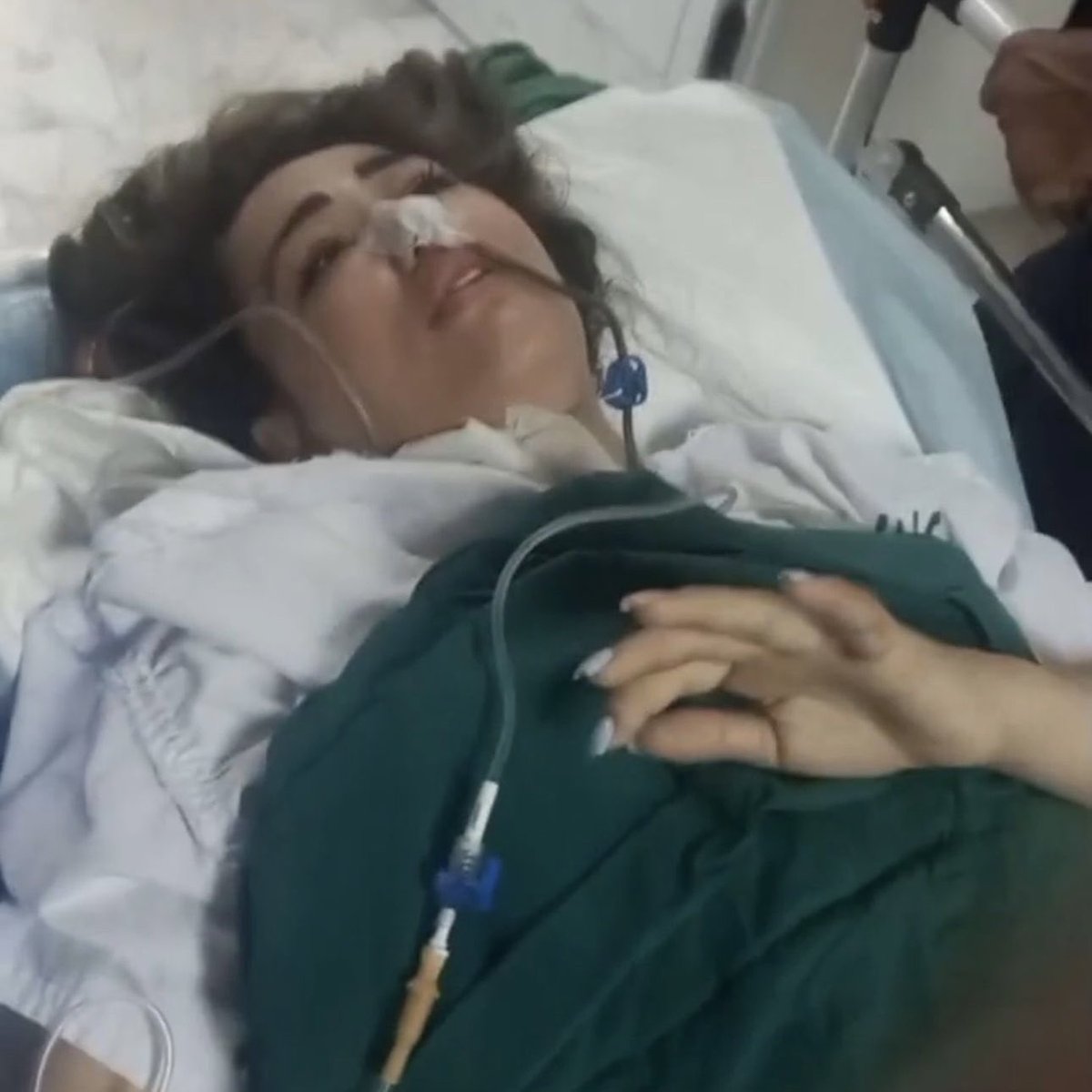 Mojtabapacino's tweet photo. بگو لا اکراه فی‌الدین. ولی اگه حجاب رو قبول نکرد، بهش شلیک کن و اگه زنده موند برو توی بیمارستان بالا سرش ازش اعتراف اجباری بگیر.
#آرزو_بدری https://t.co/AaPoJ1CZHv