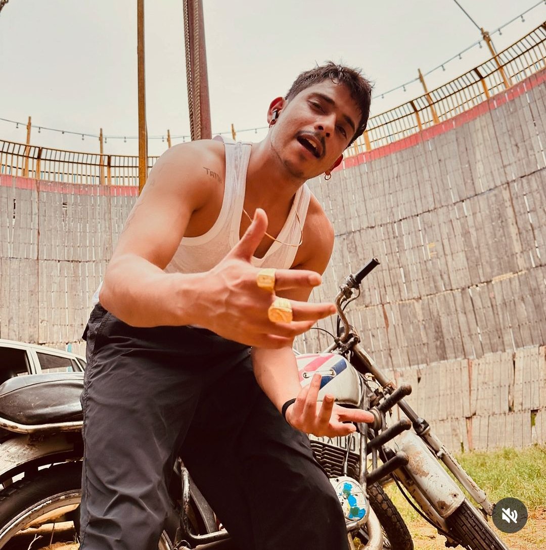 hood_wali_baat's tweet image. Purav jha goin crazyyy 😭 #hanumankind