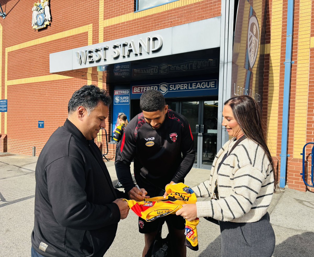 ikramofficial's tweet photo. Super League Magic weekend followed by barbecue at the Malikโs along with two super stars Nene McDonald and our Sajid
#brothers #rugbyleague #magic #ellandrd https://t.co/DbQxd9rqyp