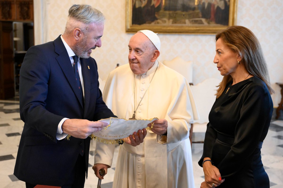 Jorge_Azcon's tweet photo. Los intereses de Aragón son siempre la prioridad de mi Gobierno y hoy se los hemos trasladado al Santo Padre, @Pontifex_es.

La alcaldesa de Zaragoza, @ChuecaNatalia, el arzobispo de Zaragoza, Carlos Escribano, y yo nos hemos reunido en la Ciudad del Vaticano con el máximo representante de la Iglesia Católica para exponerle asuntos de calado para la Comunidad relacionados con el patrimonio religioso y la revitalización de la figura del Papa Luna, Benedicto XIII, natural de Illueca.