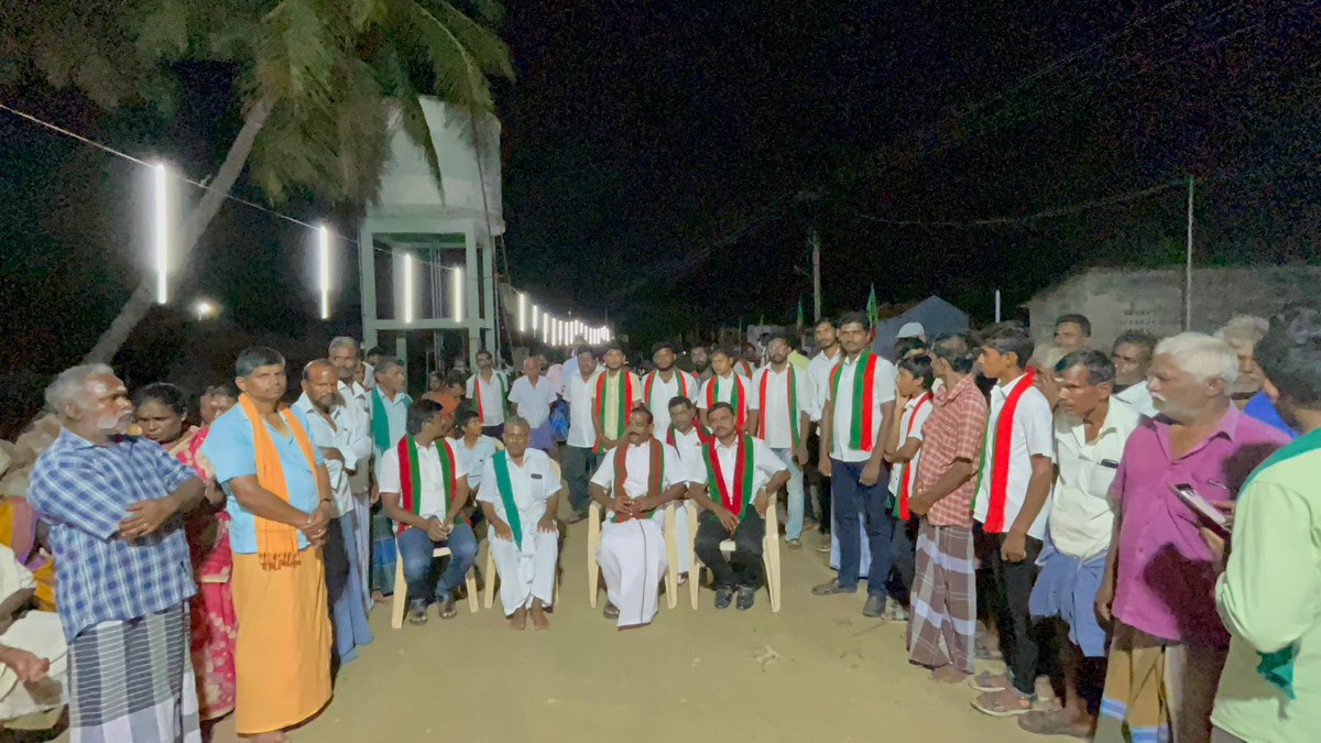 Thaniyarasu_U's tweet photo. #தமிழ்நாடு கொங்கு இளைஞர் பேரவையின் #திருச்சி மாவட்டம் #தொட்டியம் ஒன்றியம் #கருக்கமடை கிளையில் புதிய உறுப்பினர்கள் இயக்கத்தில் தங்களை இணைத்துக் கொண்டனர் .பெயர் பலகை திறப்பு விழா மற்றும் கொடியேற்று விழா நடைபெற்றது. https://t.co/HtDFW8Pjr4