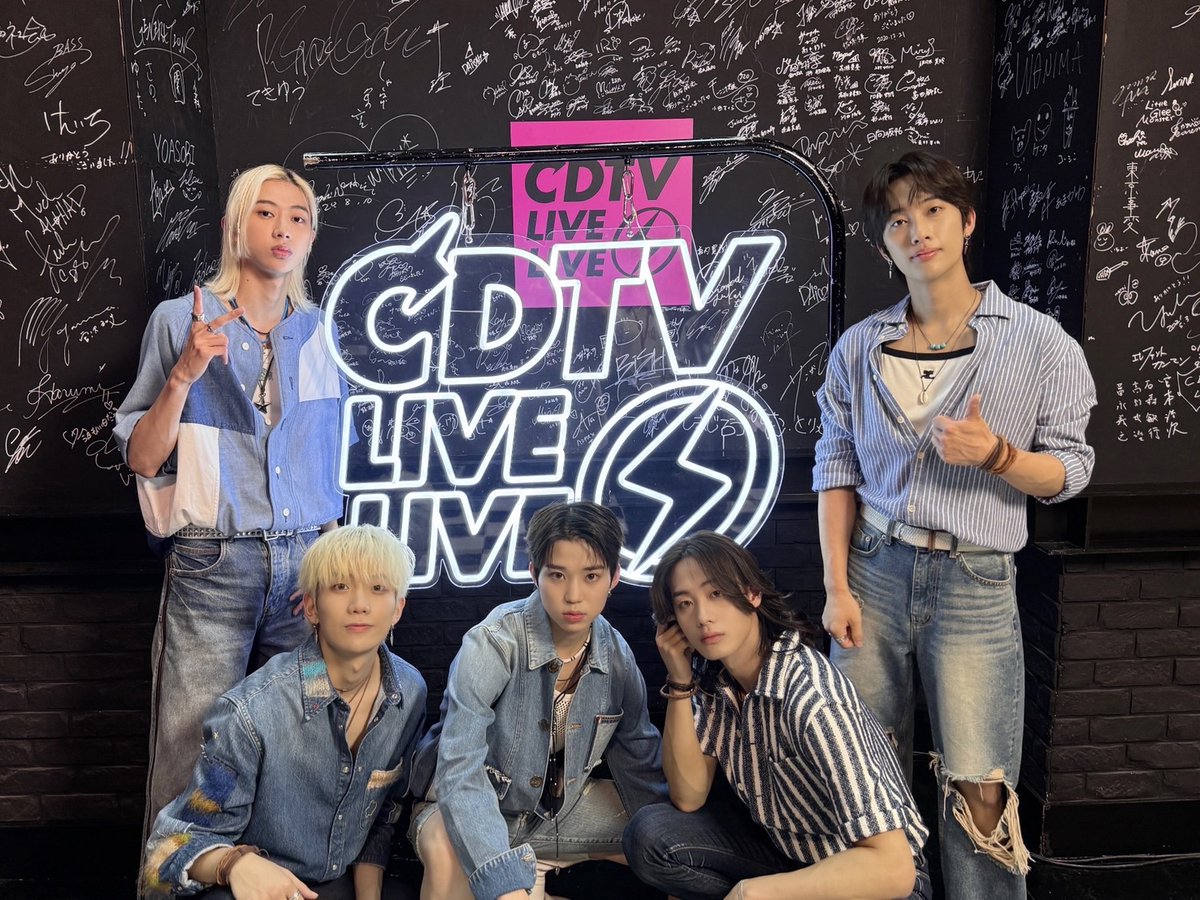 TBSCDTV's tweet photo. #CDTVライブライブ
夏フェス4時間半SP🌻⚡️
本番直前ショットで実況中だよ📸

トップバッターは
#HiFiUnicorn が登場！

現在放送中のドラマストリーム
『さっちゃん、僕は。』のオープニングテーマ
「Left or Right」をフルサイズ初披露✨

@drama_streamtbs
#CDTV
#TBS https://t.co/c8gijqiWRW
