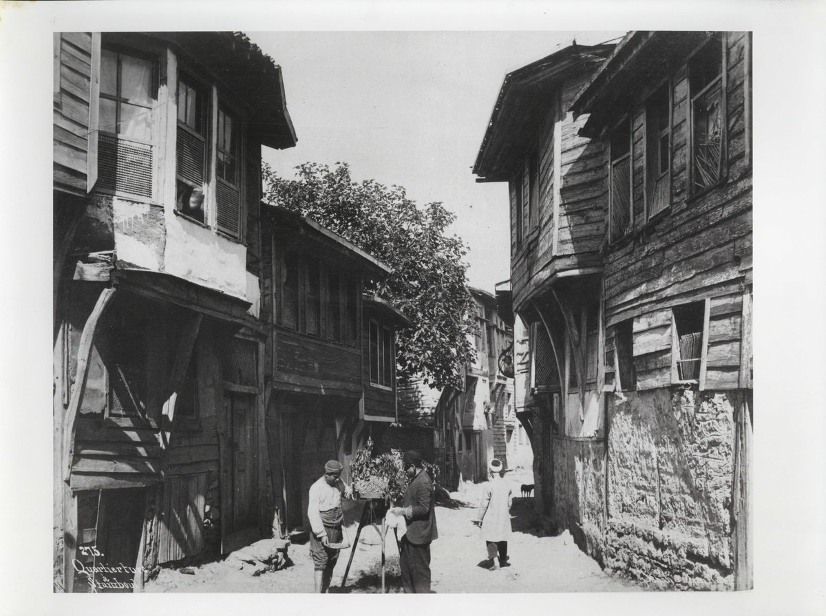 SALT_Online's tweet photo. “Fotoğrafın bir tanık olduğu doğru, ama artık varolmayanın tanığı.” —Roland Barthes
#DünyaFotoğrafGünü

📷 Sébah &amp; Joaillier, İstanbul, 1875
Salt Araştırma, Fotoğraf ve Kartpostal Arşivi https://t.co/MYvZvgIMtb