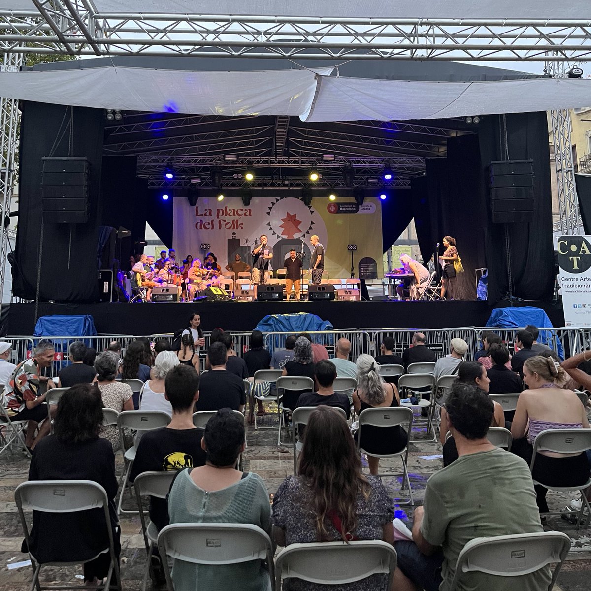 El combat de glosa ahir a Gràcia va ser d’alt nivell. Emoció. Això és cultura popular que demostra, una vegada més, com de constructiu pot ser un combat: l’amor per la llengua i el sentiment de pertinença com a eines de reflexió, proposta, lluita, canvi i, sobretot, celebració 🔥