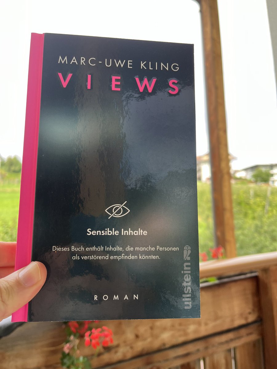 douglasmhall's tweet photo. #nowreading Marc-Uwe Kling – Views https://t.co/oXkuJxOlB3