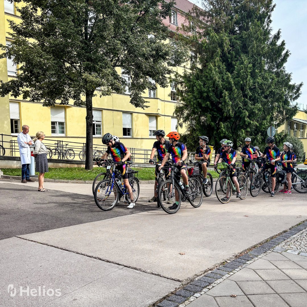 32. #Regenbogenfahrt: Gemeinsam gegen Krebs! 🌈🚴‍♀️ Unter dem Motto „Eins werd' ich nie tun: AUFGEBEN!“ startete am Samstag die 32. Regenbogenfahrt der Deutschen Kinderkrebsstiftung an unserem #Klinikum. Begrüßt wurden die Teilnehmer von Prof. Dr. <a href="/HGroesdonk/">Heinrich Groesdonk</a> und Dr. Lemmer.