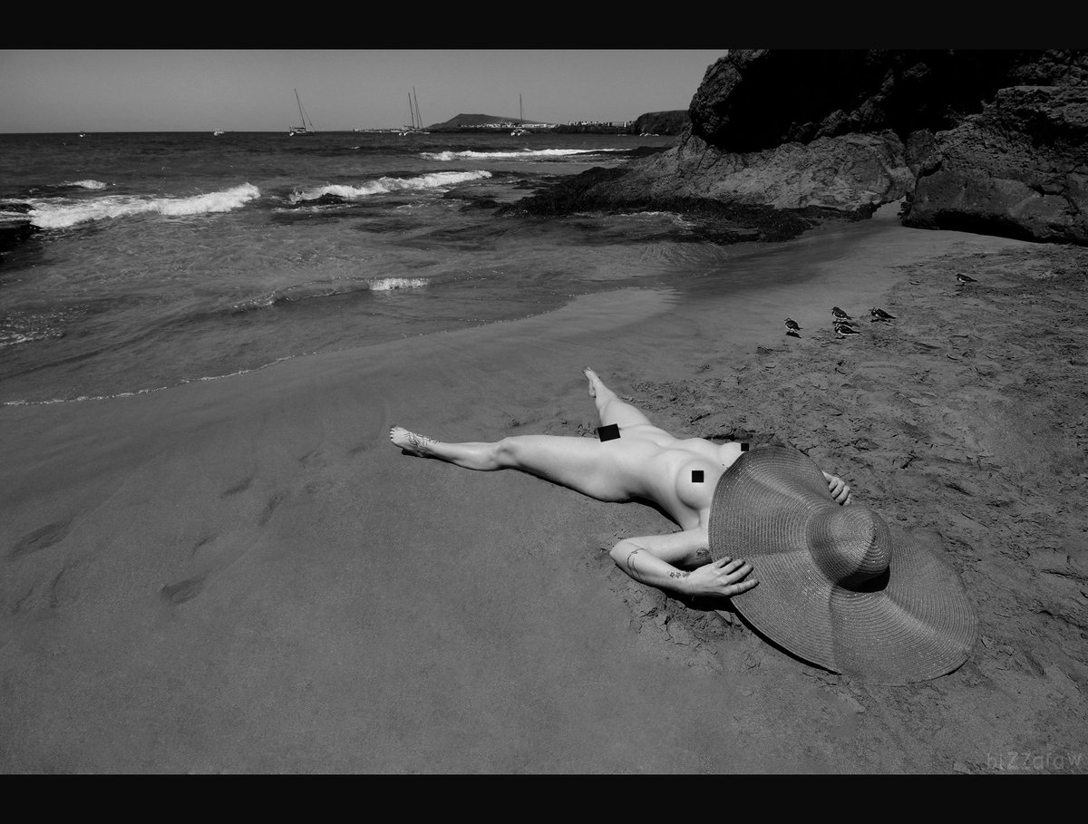Bizzaraw's tweet photo. - the beach https://t.co/dOW3fQzjVS