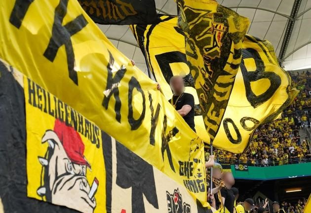 ultras1899_'s tweet photo. FC Phoenix Luebeck - Borussia Dortmund : Banderole des #ultras de la #Südtribüne #Dortmund, en mémoire de #Kouk, un leader historique des #Super3 de l'#Aris #Salonique, décédé il y a cinq ans, le 16 août 2019 #BVB #ultras #DFBPokal (17.08.24) https://t.co/OPs8GfwTgI