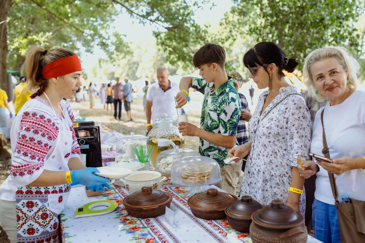 UNDPMoldova's tweet photo. The "Heart of Nistru" micro-cluster shines again at the 4th Hodina Festival in Pohrebea! Entrepreneurs proudly showcase local products &amp; connect visitors with the authenticity of their region, with @SDCMoldova support. https://t.co/lfCcSzJcG0