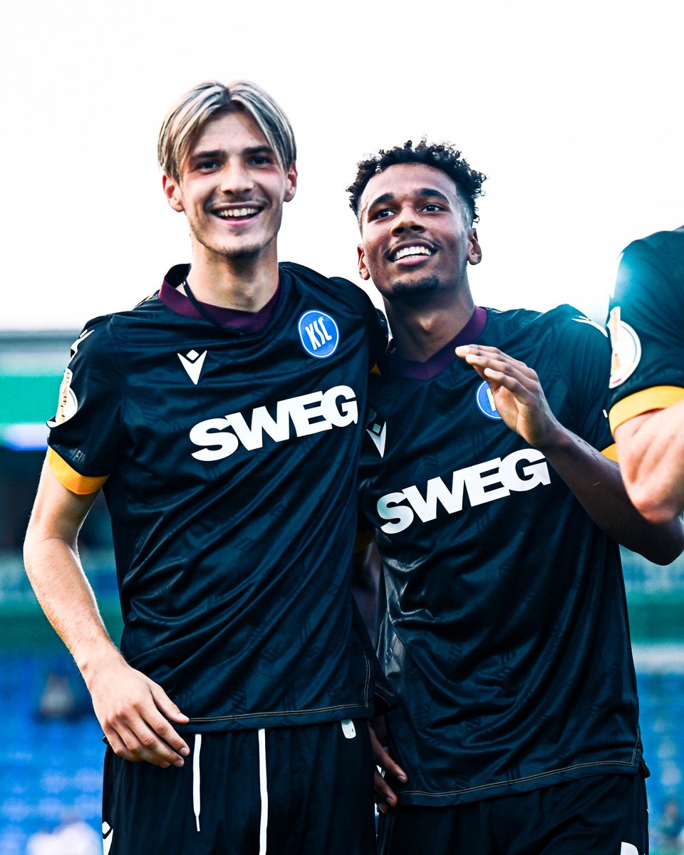 KarlsruherSC's tweet photo. Pflichtspieldebüt Noah ☑️
Pflichtspieldebüt Robert ☑️
Tordebüt Bamba ☑️
Mehr Eindrücke in der Galerie ➡️ https://t.co/NQNGQumlbX
#SFLKSC #KSCmeineHeimat https://t.co/9aJECq6Pnf