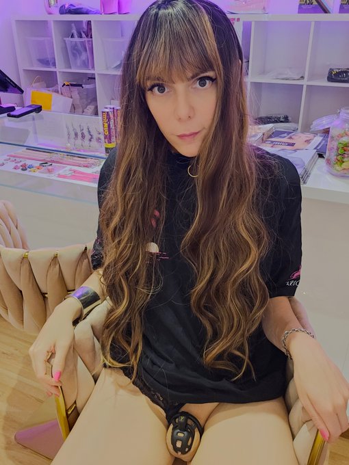 I tested the feminizer V5 chastity cage!I 🩷Its locked from above 🩷The ring and cage close very firmly