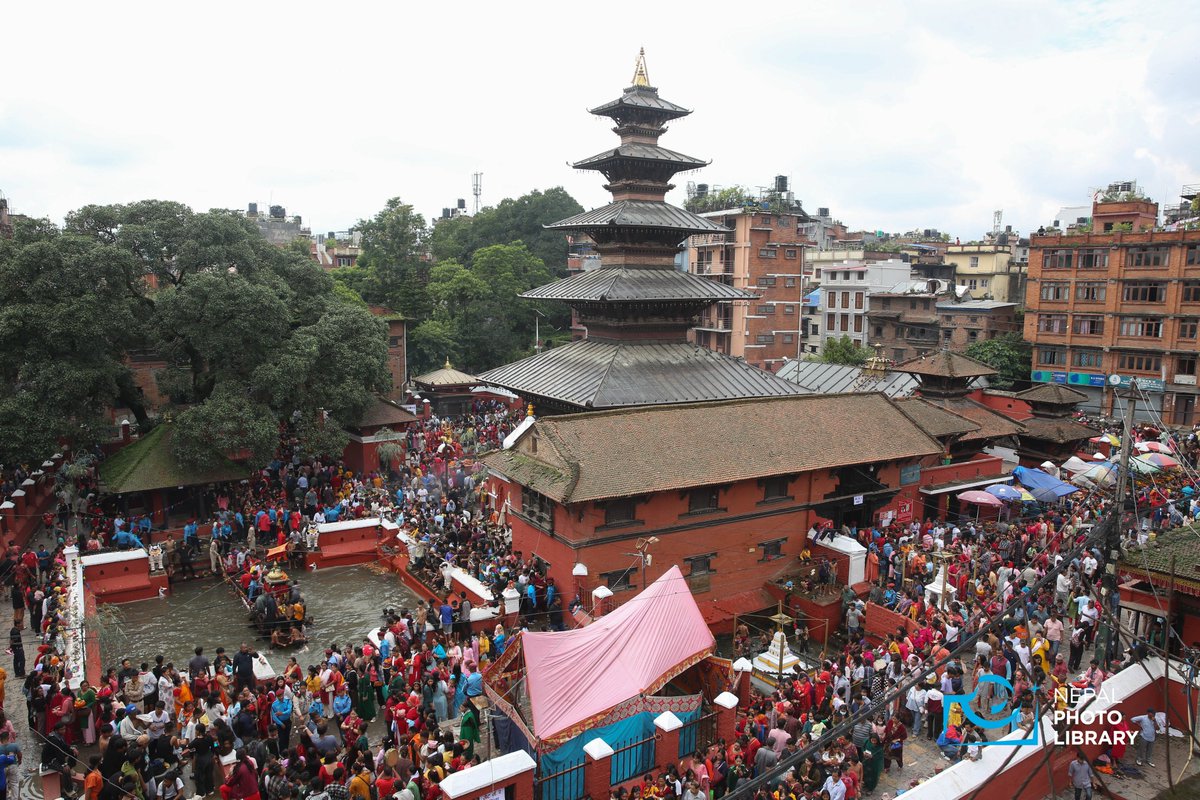 NepalPhotoLibr's tweet photo. श्रावण शुक्ल पूर्णिमाका दिन ललितपुरको कुम्भेश्वरमा विशेष मेला
.
तस्बिरहरु : नेपाल फोटो लाइब्रेरी
 #JanaiPurnima  #kumbeshor #lalitpur https://t.co/M2AQau6GUP