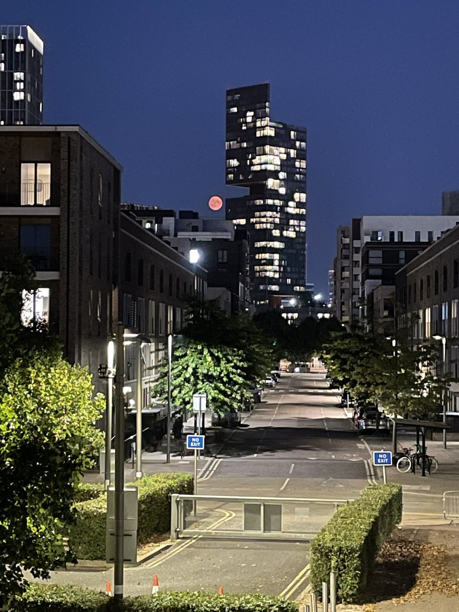 alexdc21's tweet image. #WorldPhotographyDay2024 @EastVillageLDN #NewTechCity #Redmoon