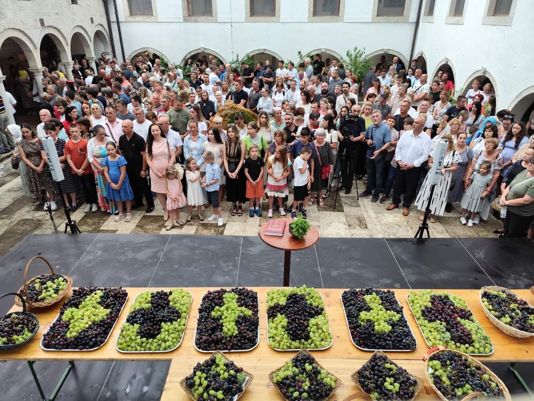 rs_sputnik's tweet photo. ☦️ Patrijarh srpski Porfirije služio je na praznik Preobraženje Gospodnje svetu arhijerejsku Liturgiju u svetoarhangelskom manastiru Krka, duhovnom centru Srba u Dalmaciji.

U zadužbini Jelene Šubić, sestre cara Dušana iz 1350. nalazi se i najstarija bogoslovija SPC osnovana 1615. godine.