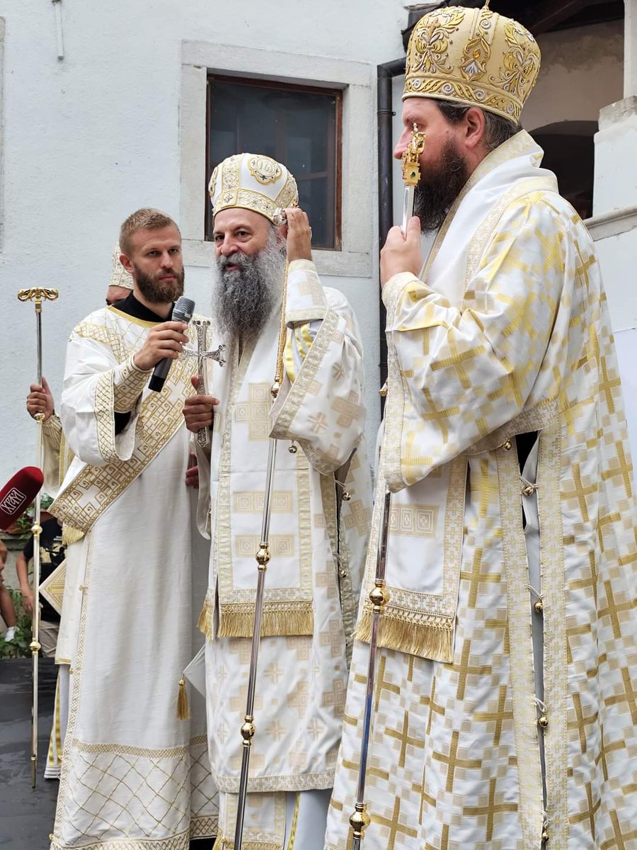 rs_sputnik's tweet photo. ☦️ Patrijarh srpski Porfirije služio je na praznik Preobraženje Gospodnje svetu arhijerejsku Liturgiju u svetoarhangelskom manastiru Krka, duhovnom centru Srba u Dalmaciji.

U zadužbini Jelene Šubić, sestre cara Dušana iz 1350. nalazi se i najstarija bogoslovija SPC osnovana 1615. godine.